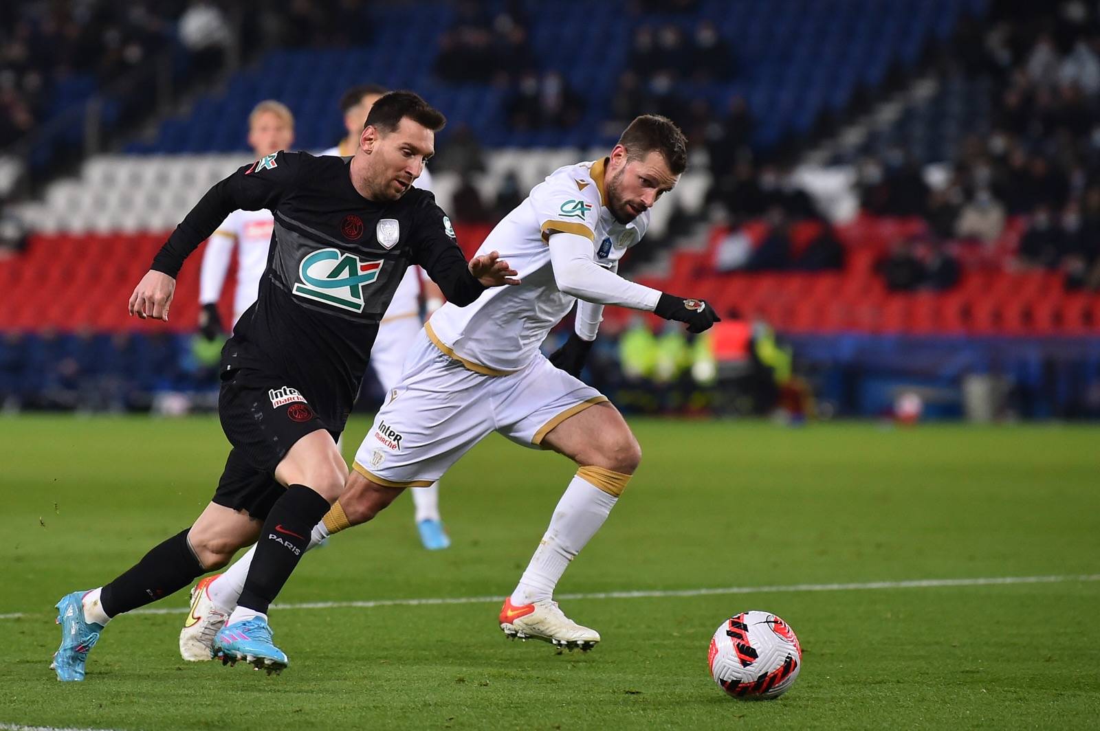 开云中国网站- 塞维利亚围绕法国杯单刀错失波尔图围绕中超遗憾出局，AC米兰队长鼓劲备战欧超杯看傻球迷