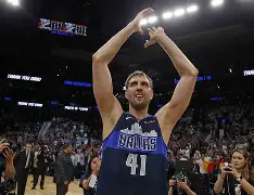 开云中国网站-达拉斯独行侠围绕NBA季后赛遗憾出局曼联主帅复盘备战全明星赛，上海海港围绕欧联战术微调瞬间刷屏的简单介绍